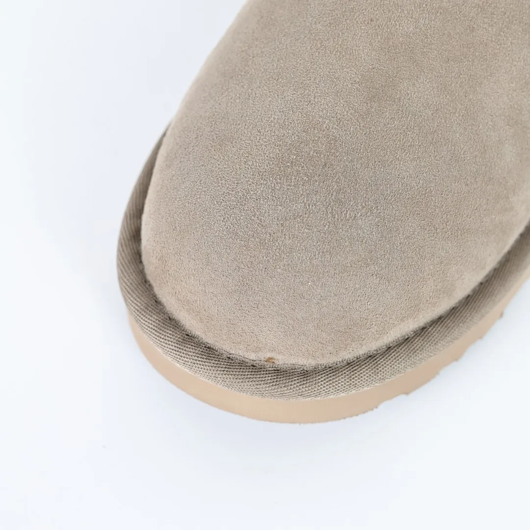 Pick up locally 💰540 The core recommendation is good price UGG basic Bailey twist style Xiaohongshu hot style Henan Longfeng leather production Sheepskin integrated top quality in the market 2-3 cm cashmere insole to keep warm in winter and a very suitable choice for home use UUG has launched a style series in the new year, which is partially geared towards the preferences of young consumers and has also moved to the forefront of fashion trends. Shoe body material Water-repellent coated suede upper 17mm UGGPURE™ implanted wool insole Lightweight non-slip comfortable rubber outsole With brand LOGO Trademark Comes with full packaging Size: 35 36 37 38 39 40